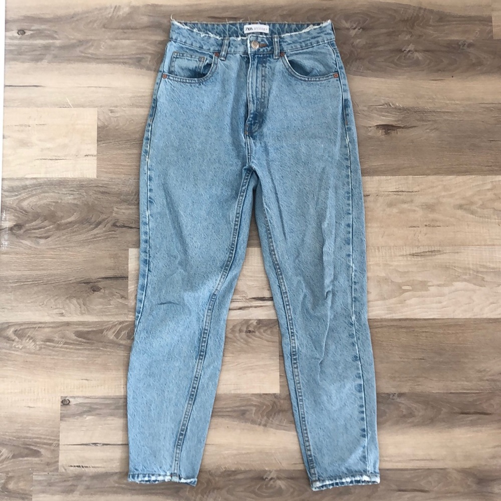 Zara Mom Fit Jeans. High-rise. Straight leg. Size 4. Light wash.